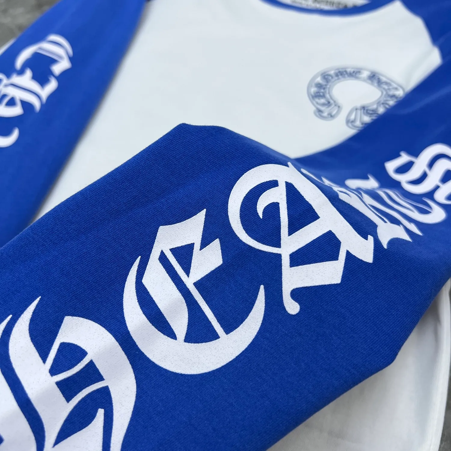 P160 Chrome Hearts🍁Long T Series🍁 Available simultaneously at counters❤️Fully upgraded fabrics! ! Crow letter horseshoe blue and white color matching raglan long-sleeved T. Printed and dyed with imported environmentally friendly glue. Re-engraved version 1:1 high weight original fabric 🌈Recommended color: blue and white color matching🌈 Size: S, M, L, XL